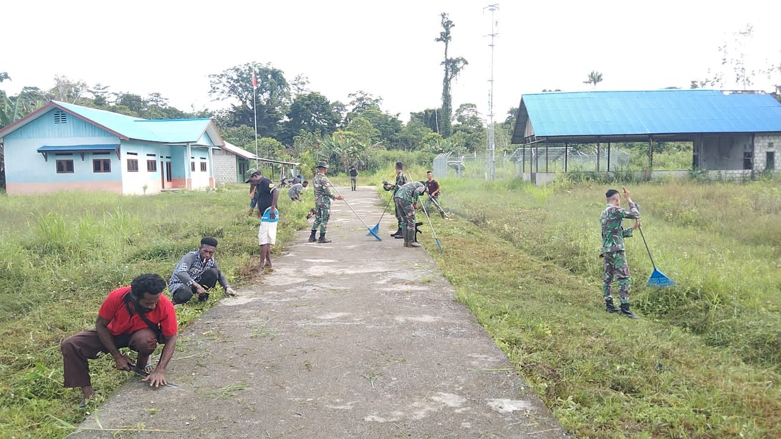 Yonif 126/KC Ajak Warga Karya Bakti Bersihkan dan Indahkan Kampung