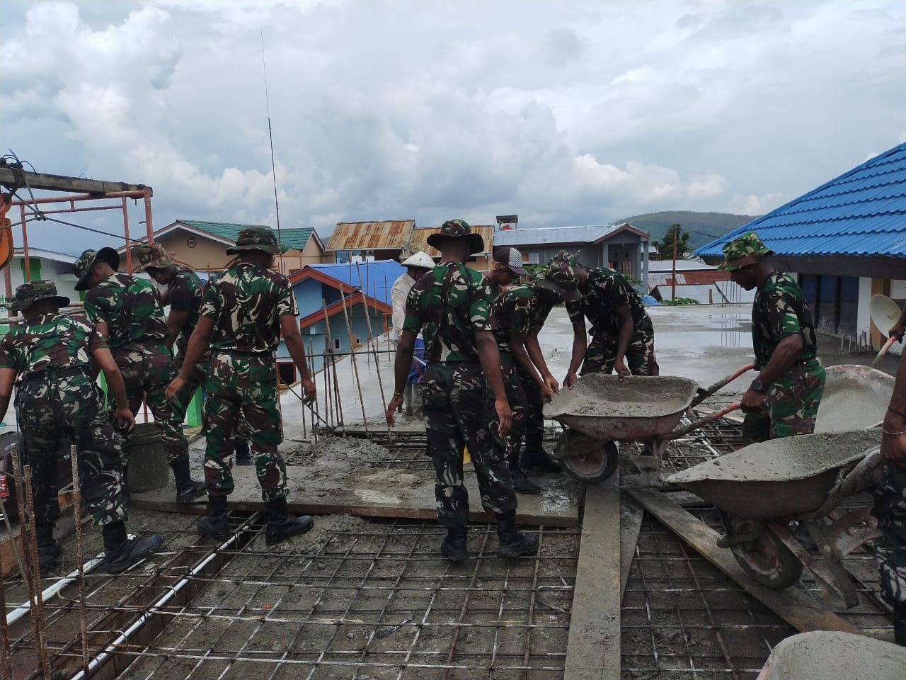 Prajurit TNI Yonif RK 751/VJS Bantu Pengecoran Masjid di Jayapura