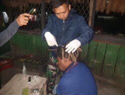 Satgas TNI Yonif RK 751/VJS Evakuasi Korban Kebakaran