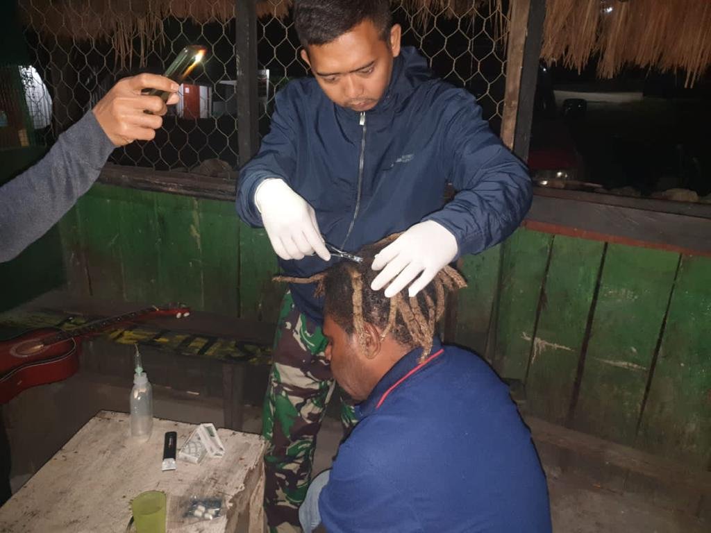 Satgas TNI Yonif RK 751/VJS Evakuasi Korban Kebakaran