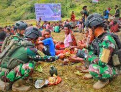 Prajurit Kostrad Rayakan Natal dan Tahun Baru 2023 dengan Bakar Batu dan Bagikan Makanan di Papua