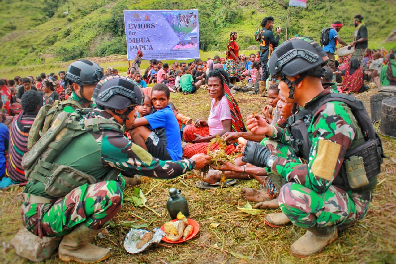 Prajurit Kostrad Rayakan Natal dan Tahun Baru 2023 dengan Bakar Batu dan Bagikan Makanan di Papua