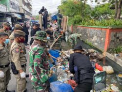 Jumat Bersih Brimob Polda Riau Bersinergi dengan TNI