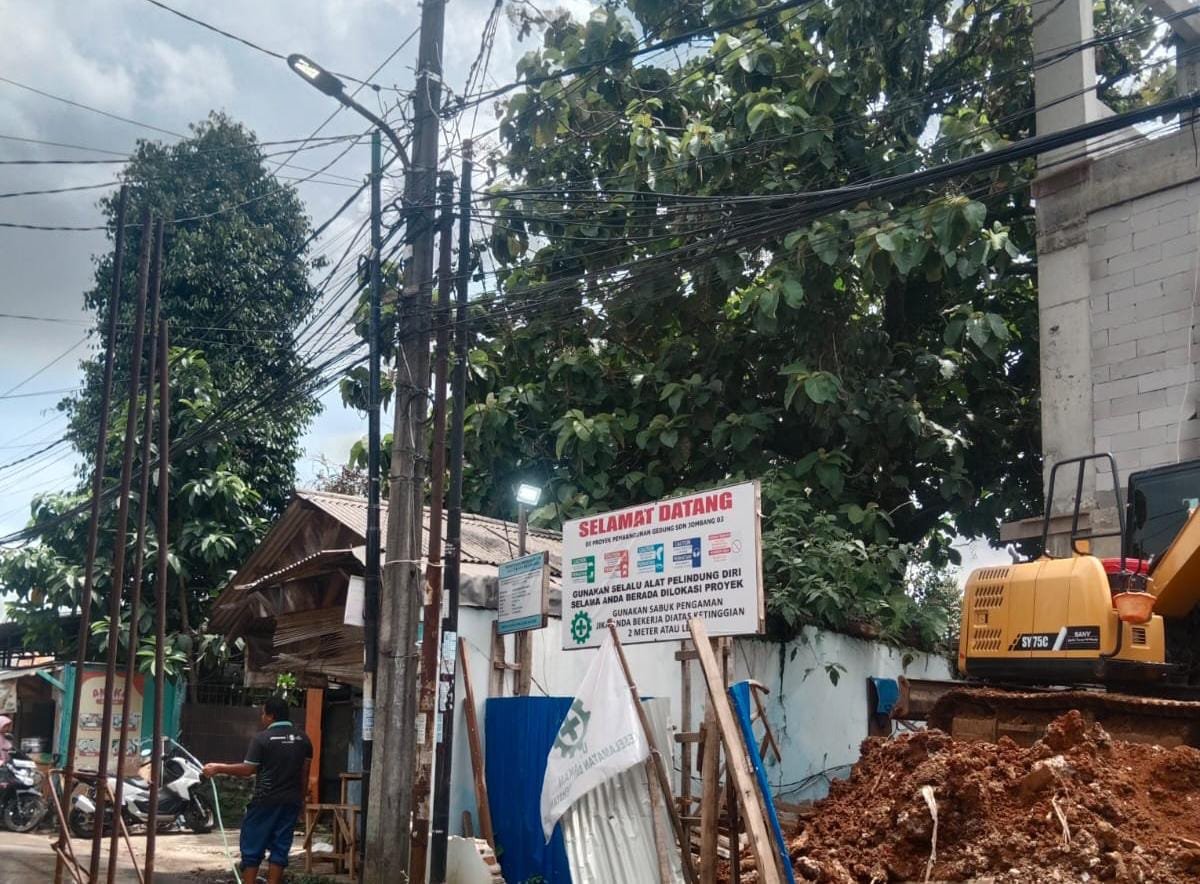 Proyek SDN Jombang 03 Molor, Kontraktor Diduga Abaikan K3 dan Curi Listrik
