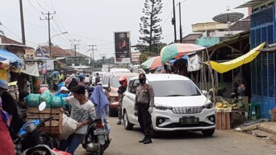 Kapolsek Padarincang Himbau Wisatawan Anyer Jaga Jarak dan Pakai Masker Saat Pandemi