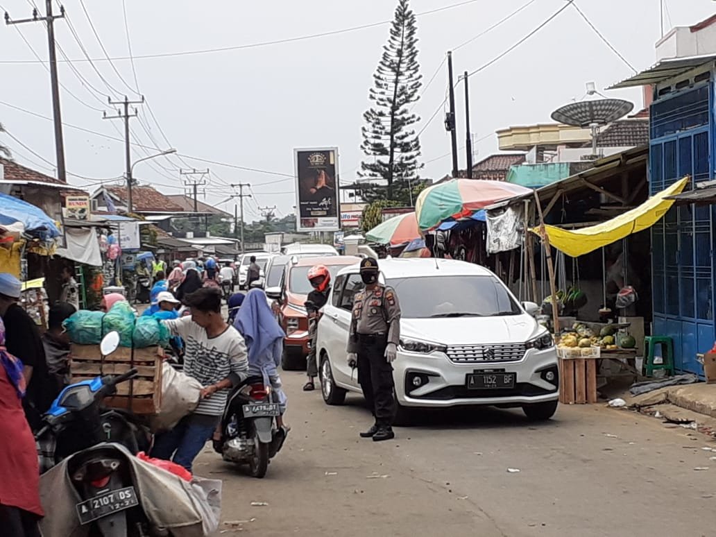 Kapolsek Padarincang Himbau Wisatawan Anyer Jaga Jarak dan Pakai Masker Saat Pandemi