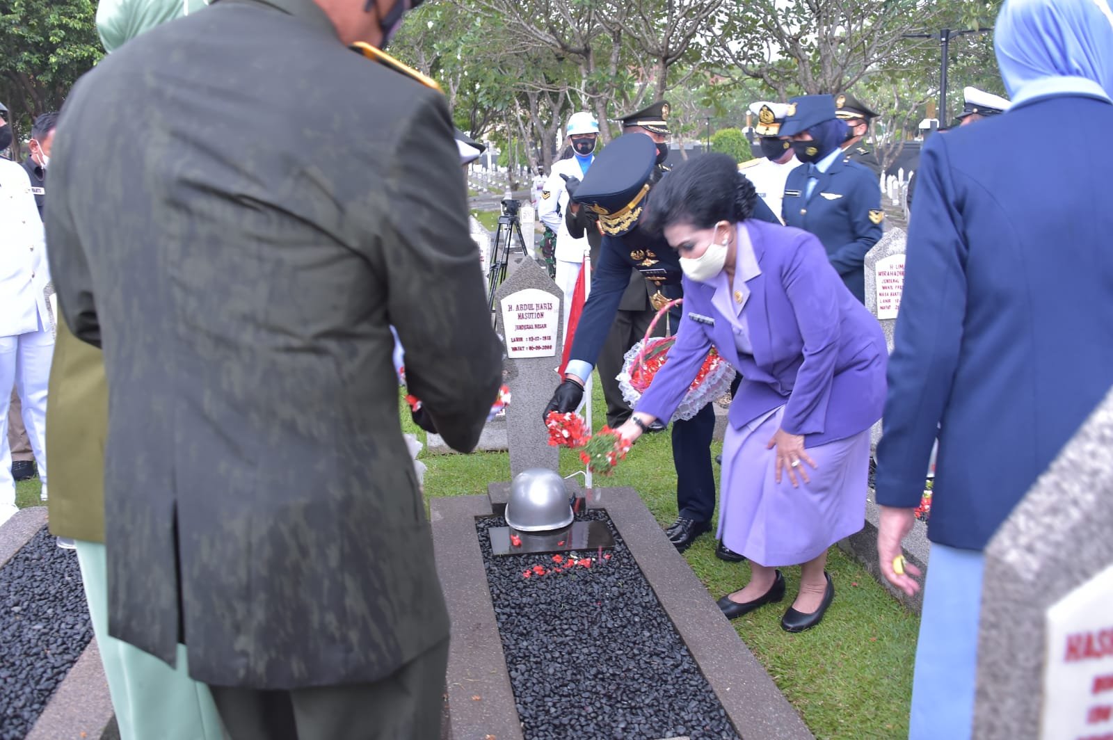 Peringati HUT ke-76 TNI, Panglima Ziarah Nasional dan Tabur Bunga di TMPNU Kalibata