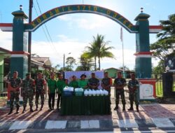 Prajurit dan Persit Koramil Kuala Kencana Bagikan Takjil Gratis di Ramadhan