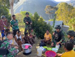 Satgas Pamtas Yonif Raider 142/KJ Ajarkan Warga Papua Buat Roti untuk Perayaan Kudus