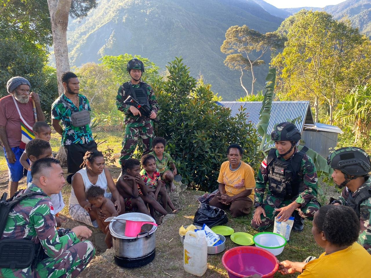 Satgas Pamtas Yonif Raider 142/KJ Ajarkan Warga Papua Buat Roti untuk Perayaan Kudus