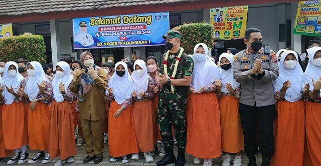 Dandim 0601/Pandeglang Dampingi Bupati Saat Vaksinasi