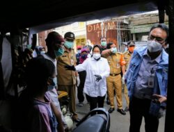 Gaya Wali Kota Surabaya, Mensos Risma Blusukan ke Bantaran Kali Temui Pemulung dan Gelandangan