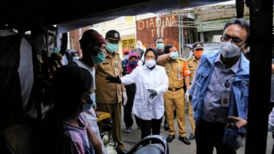 Gaya Wali Kota Surabaya, Mensos Risma Blusukan ke Bantaran Kali Temui Pemulung dan Gelandangan