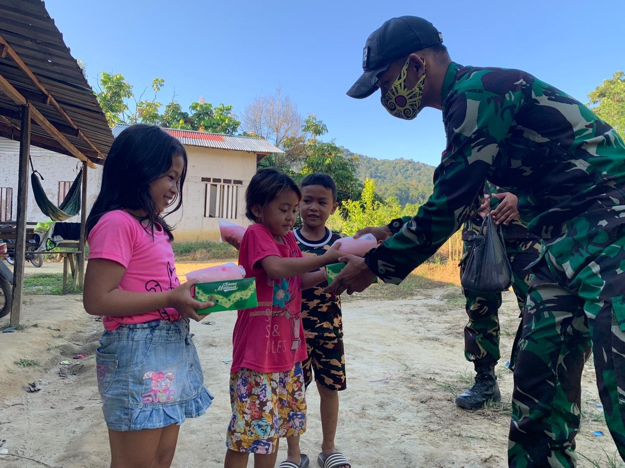 Satgas Yonif 642/Kapuas Tebar Berkah Ramadhan dengan Bagikan Takjil di Perbatasan