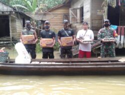 Satgas Pamtas Yonif 642 Bersama Polisi dan Desa Salurkan Bantuan Korban Banjir
