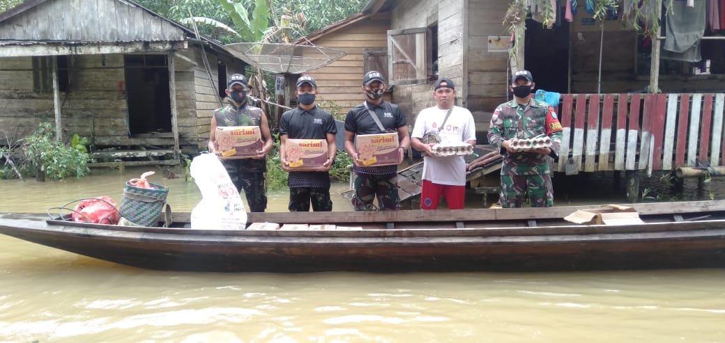 Satgas Pamtas Yonif 642 Bersama Polisi dan Desa Salurkan Bantuan Korban Banjir