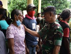 Pangdam XVI/Pattimura dan Ibu Persit Serahkan Langsung Bantuan Kemanusiaan