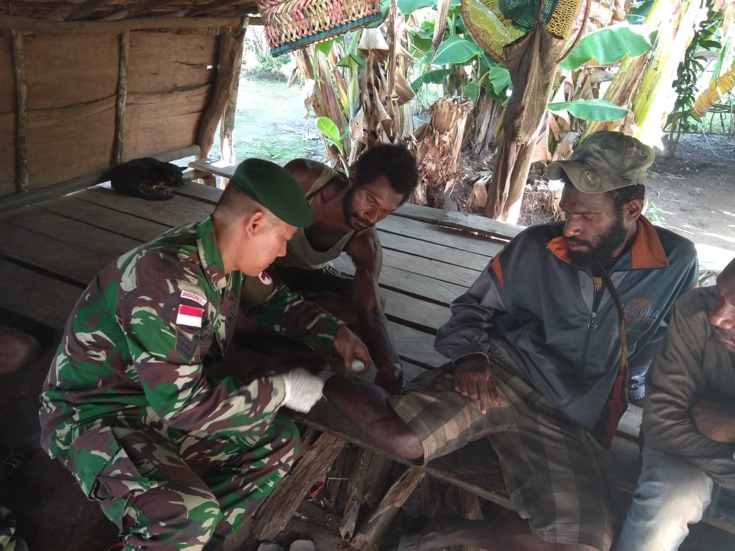 Yonif 411 Kostrad Adakan Layanan Kesehatan Keliling di Perbatasan RI-PNG