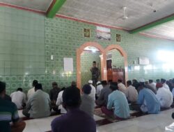 Satgas Yonif MR 413 Kostrad Shalat Jumat Bersama Warga Kampung Sanggaria