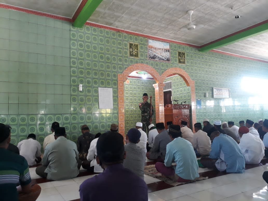Satgas Yonif MR 413 Kostrad Shalat Jumat Bersama Warga Kampung Sanggaria
