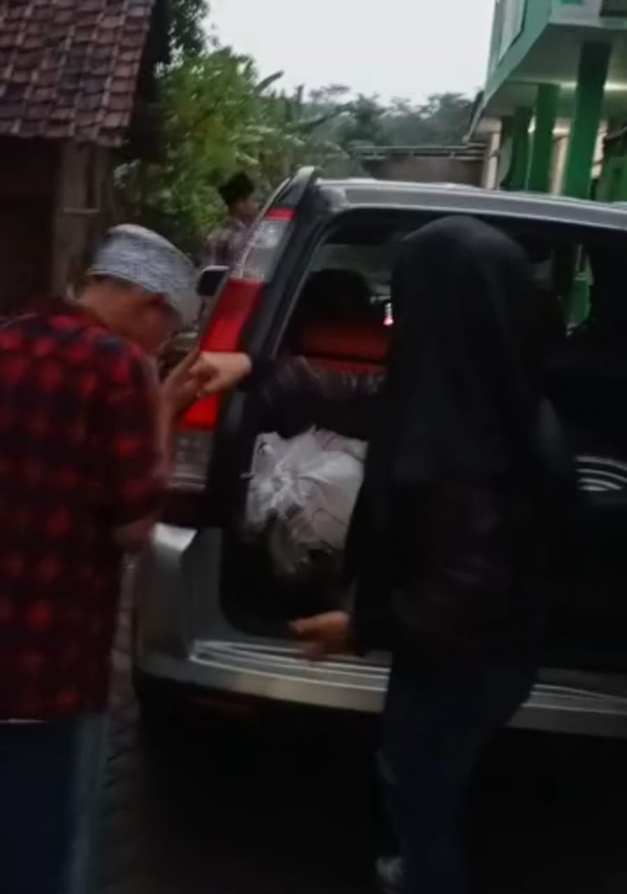 Apotik Gamma Bagikan Sembako Gratis