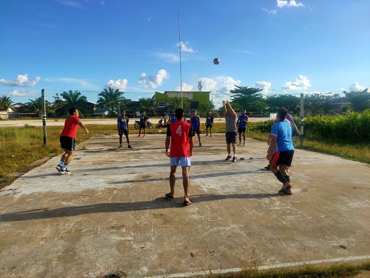 Kompi Bantuan Yonif 642/Kapuas Gelar Olahraga Bersama Warga