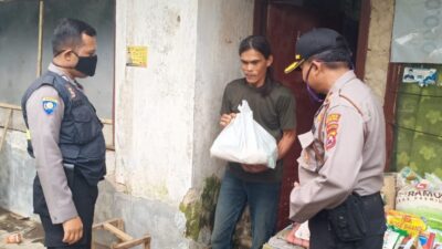 Bakti Sosial Peduli Covid-19, Kapolsek dan Bhabinkamtibmas Serang Bagikan Sembako