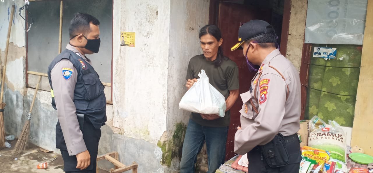 Bakti Sosial Peduli Covid-19, Kapolsek dan Bhabinkamtibmas Serang Bagikan Sembako