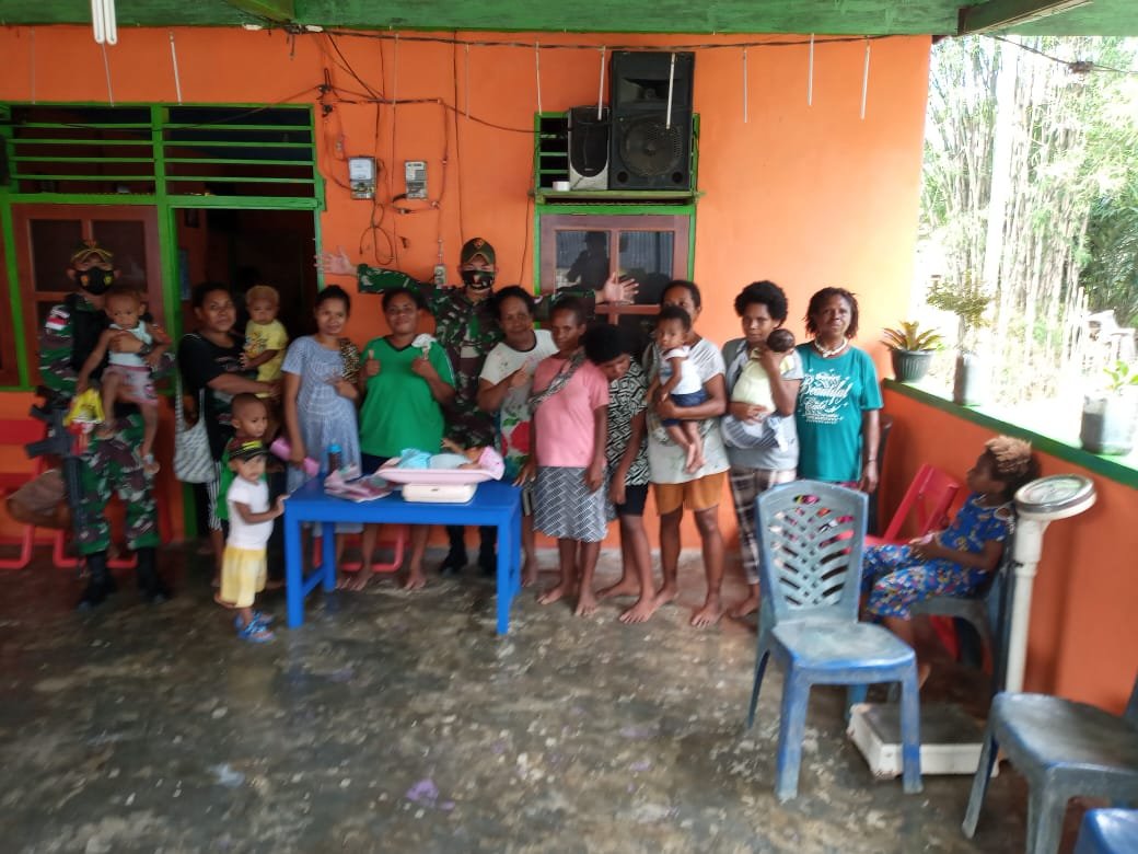 TNI Bantu Warga Papua Laksanakan Posyandu