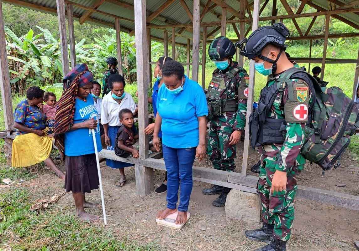 Sinergi Satgas Yonif Raider 142/KJ dan Puskesmas Kelila Tingkatkan Imunisasi di Papua