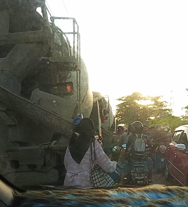 Dua Truk Beton Antre di Jalan, Macet Panjang di Kosambi Tak Terhindarkan