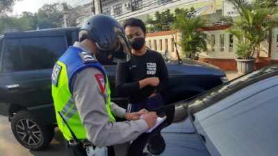 Satlantas Serang Kota Tilang Puluhan Kendaraan Parkir Liar