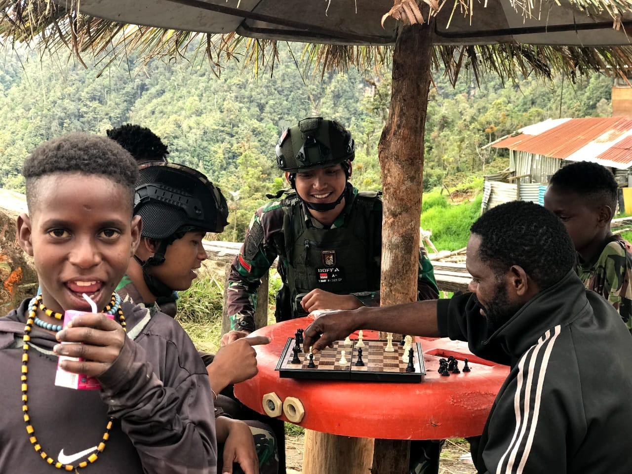 Kostrad Ajarkan Anak Papua Berpikir Keras Lewat Permainan Cerdas