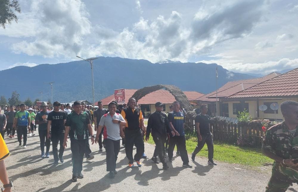Kodim 1714 Puncak Jaya Gelar Jalan Santai Sambut HUT Ke-77 TNI