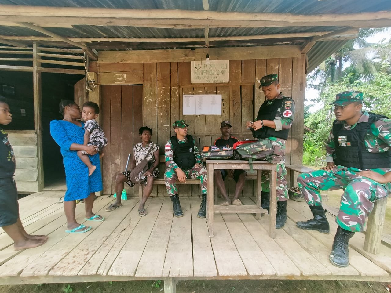 Satgas Yonif 126/KC Layani Kesehatan Door to Door Warga Papua