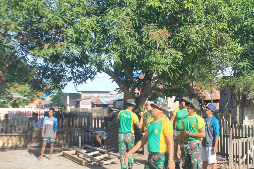 Satgas Yonarmed 1 Kostrad Renovasi Rumah Tokoh Pemuda Lisabata Timur