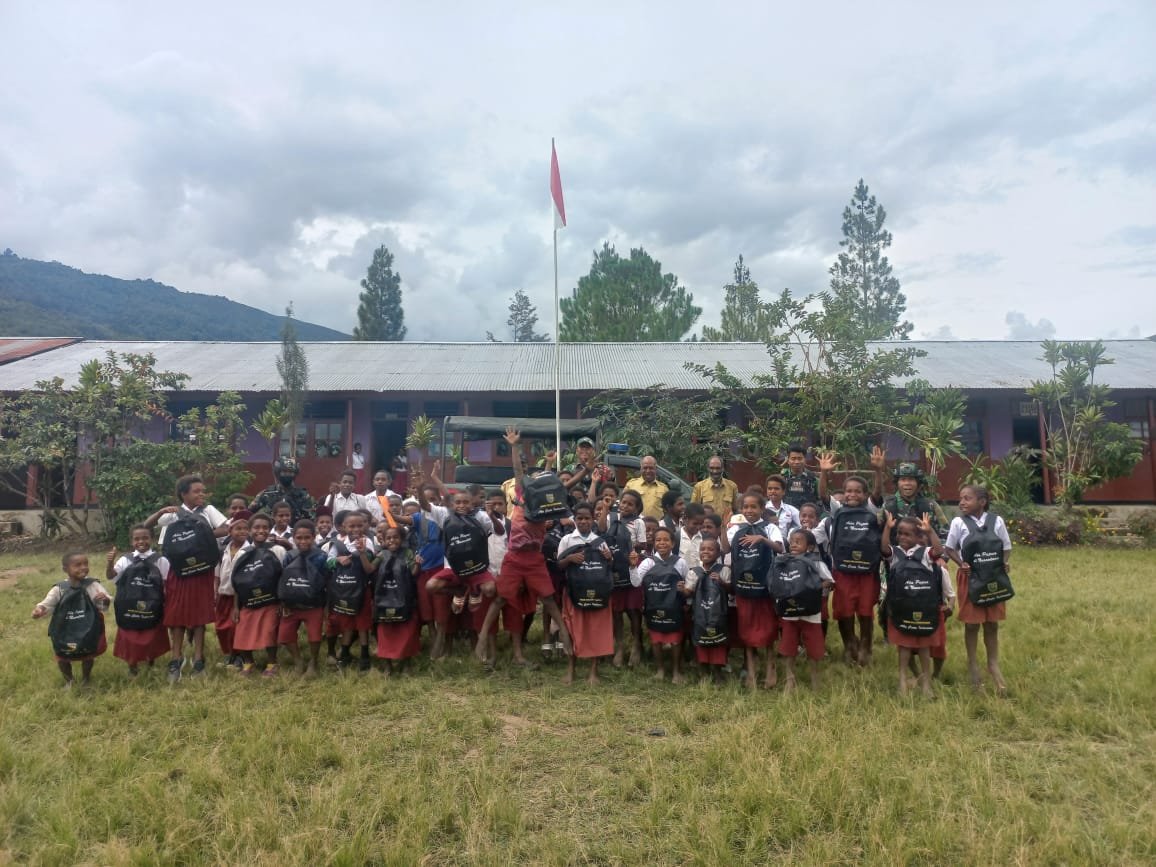 Satgas Yonif RK 751/VJS Tingkatkan Semangat Belajar dengan Bantuan Peralatan Sekolah