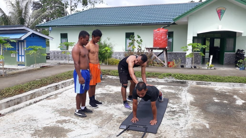 Satgas Pamtas Yonif 126/KC Bimbing Pemuda Perbatasan Daftar TNI Secara Gratis