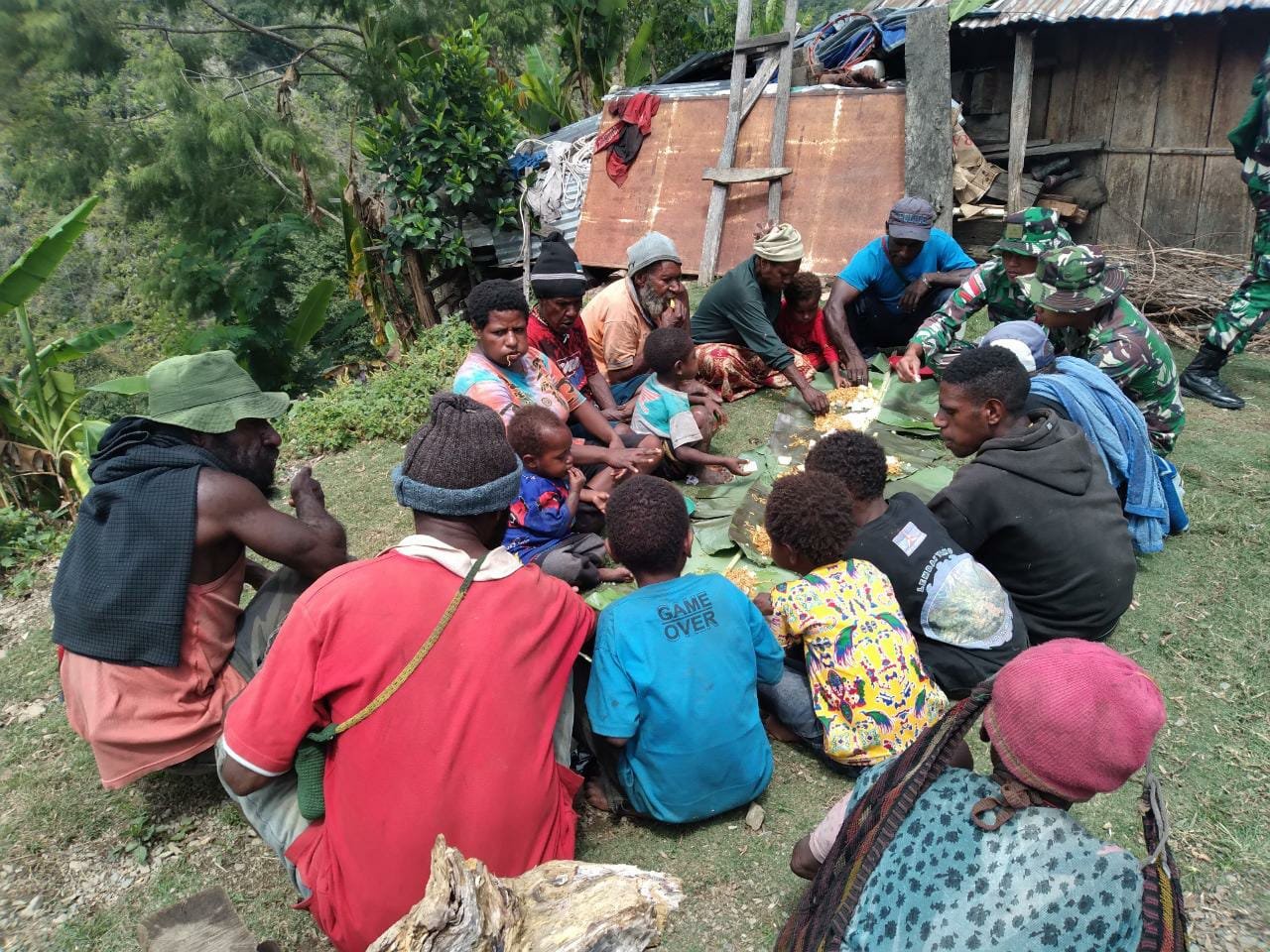 Satgas Pamtas Yonif R 142/KJ Makan Bersama Warga Papua, Tak Sekadar Masuk Dapur