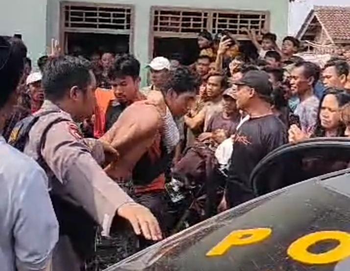 Curi Alat Pres Genteng, Dua Warga Tanggamus Hampir Dihabisi Massa