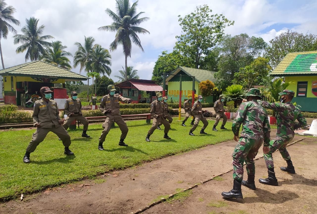 Yonif 125/Simbisa Ajarkan Bela Diri kepada Linmas di Kampung Toray