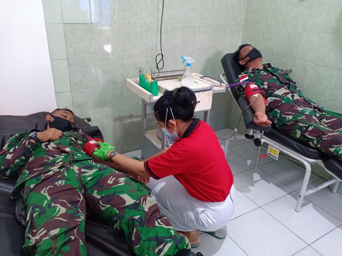 Satgas Yonif MR 413 Kostrad Sumbang Darah untuk Ibu Hamil Kapan Saja Siap Bergerak