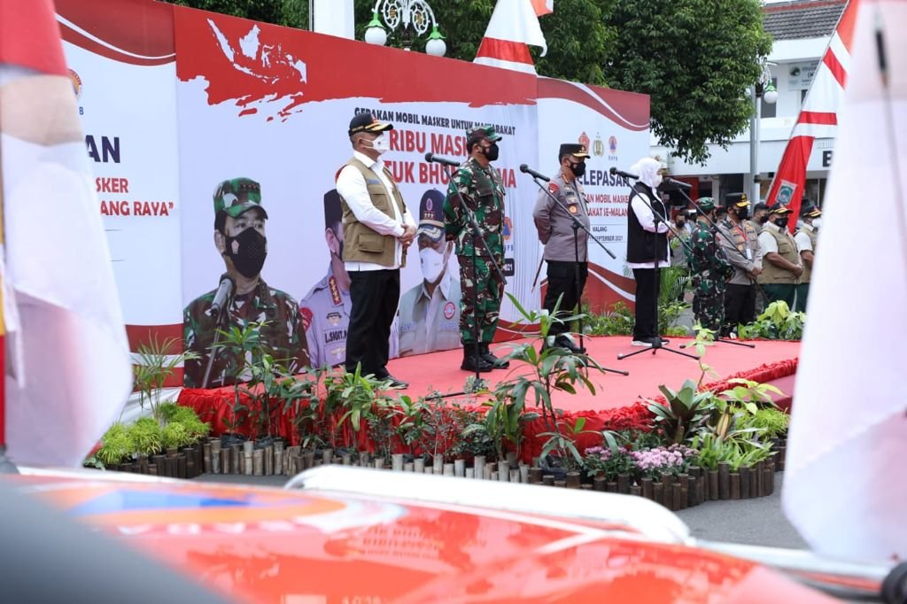 Panglima TNI Lepas Kendaraan Pembagian 500 Ribu Masker untuk Bumi Arema