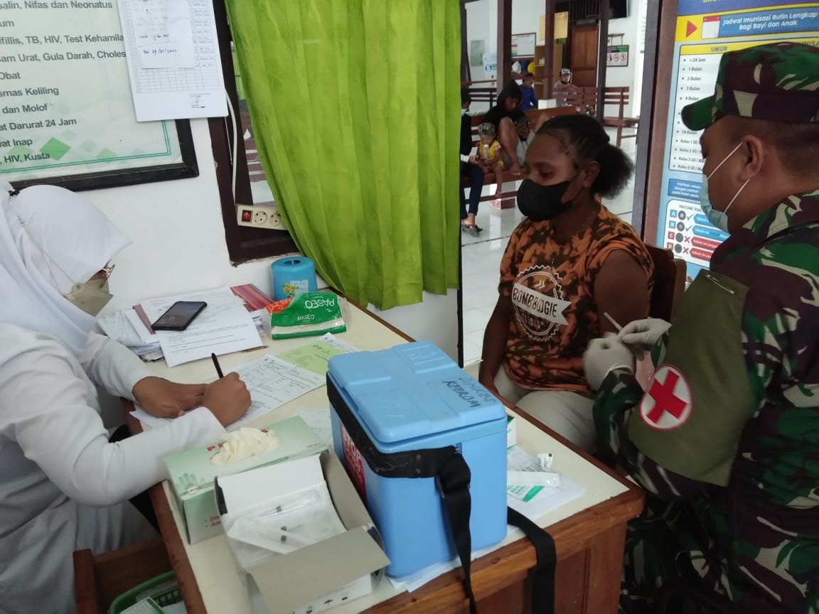 Vaksinator Covid-19 di Perbatasan Papua Gelar Vaksinasi Bersama Puskesmas Senggi dan Satgas Yonif 126/KC