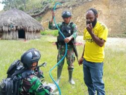 Personel Satgas Yonif Mekanis 203/AK Hadiri Warga yang Kesulitan