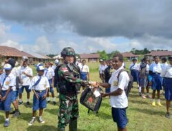 Satgas Yonif 126/KC Tingkatkan Motivasi Belajar, Bagikan Perlengkapan Sekolah dan Alat Olahraga ke Siswa Perbatasan