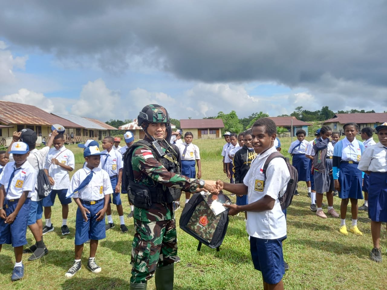 Satgas Yonif 126/KC Tingkatkan Motivasi Belajar, Bagikan Perlengkapan Sekolah dan Alat Olahraga ke Siswa Perbatasan