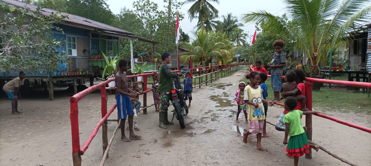 Anggota Satgas TMMD Reg 114 Bagikan Permen ke Anak-Anak untuk Jaga Hubungan Baik