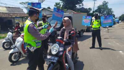 Satlantas Polres Pandeglang Bagikan Masker Gratis ke Pengguna Jalan