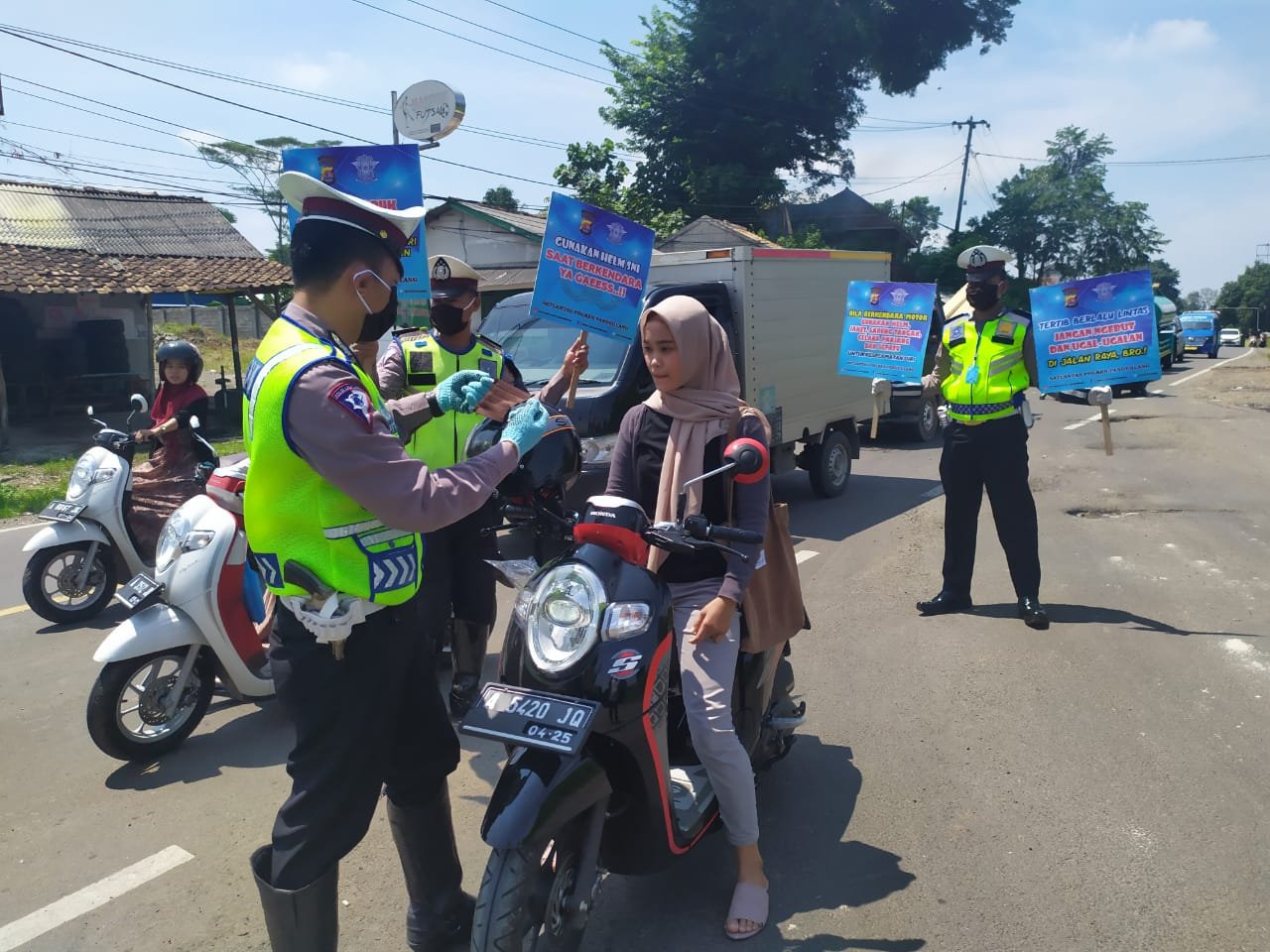 Satlantas Polres Pandeglang Bagikan Masker Gratis ke Pengguna Jalan